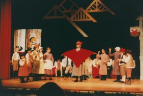 welcome-yule-children-perform-2001